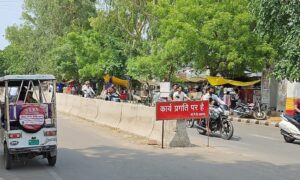 लखनऊ कुर्सी रोड पर बन रहे डिवाइडर पर स्ट्रीट लाइट खम्भे लगाना भूला पीडब्ल्यूडी